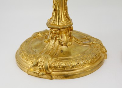 Paire de flambeaux dans le goût étrusque - Bronze doré, fin du XIXe d'après un modèle de la fin des années 1760