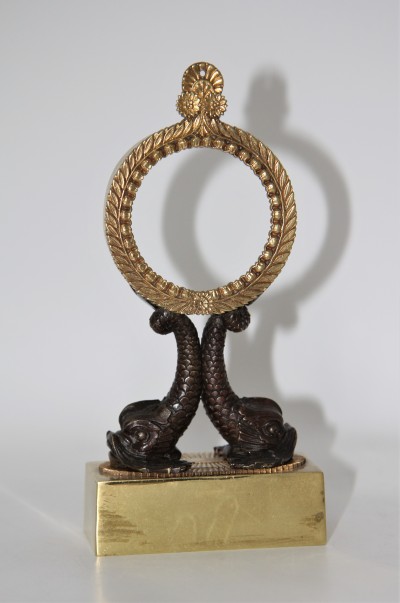 Porte-montre, époque Restauration - Modèle aux dauphins, bronze patiné & doré