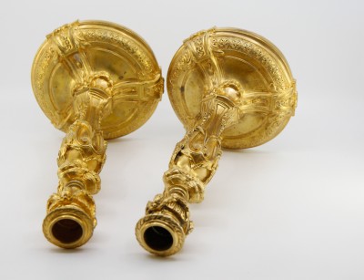 Paire de flambeaux dans le goût étrusque - Bronze doré, fin du XIXe d'après un modèle de la fin des années 1760