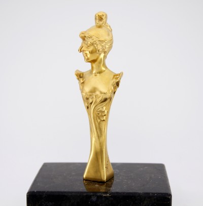 Alexandre Auguste CARON (1857-1932) - Cachet en vermeil – Buste de jeune femme Art Nouveau