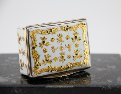 Tabatière en "émail de Saxe" rehaussé d'or – monture en vermeil - Berlin, atelier des Fromery, vers 1740 pour l'émail – Paris, 1738-1744 pour la monture en argent