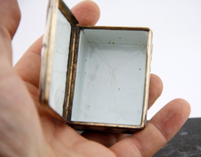 Tabatière en "émail de Saxe" rehaussé d'or – monture en vermeil - Berlin, atelier des Fromery, vers 1740 pour l'émail – Paris, 1738-1744 pour la monture en argent