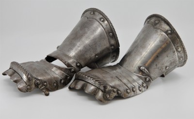 Paire de gantelets de combat - Suisse ou Allemagne, fin du XVIe siècle