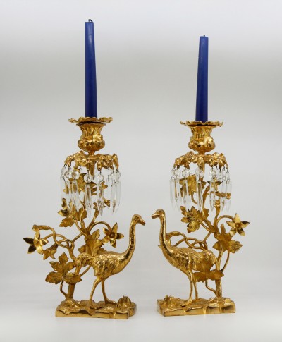 Paire de flambeaux aux autruches - Bronze doré & pampilles en cristal