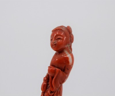 Jeune fille en corail sculpté - Chine, XXe