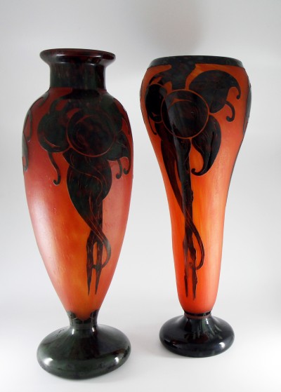 Avec l'autre vase de même décor, également disponible dans notre galerie.
