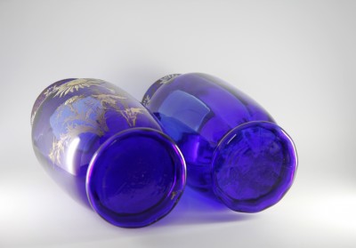 Paire de vases aux chardons Art Nouveau - Verre bleu cobalt à décor émaillé