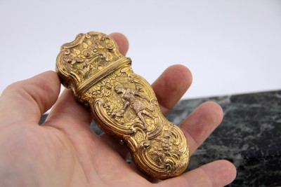 Nécessaire de châtelaine en cuivre doré - Angleterre, vers 1740
