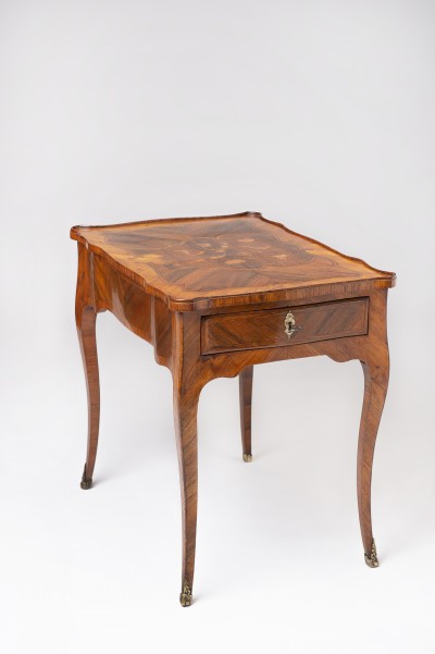 Table à écrire d'époque Louis XV - Attribuée à François Bayer, reçu maître en 1764