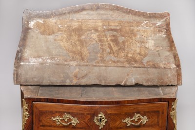 Petite commode galbée d'entre-deux, époque Louis XV - Paris, milieu du XVIIIe siècle