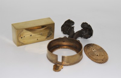 Porte-montre, époque Restauration - Modèle aux dauphins, bronze patiné & doré
