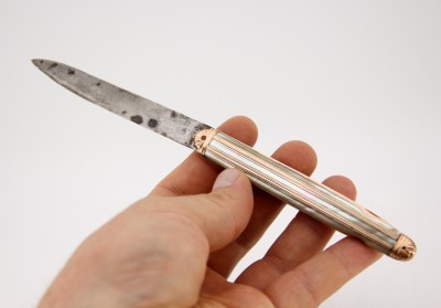 Couteau de voyage dit "à la Berge" en nacre, or et acier - Epoque Louis XV, entre 1756 et 1762