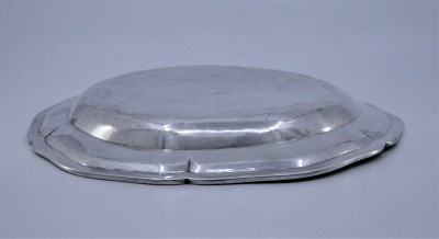 Plat en argent, 1785 - Présent de baptême daté du 19 juin 1785