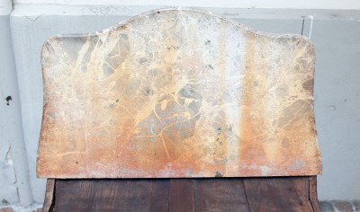 Le plateau, accidenté, a été anciennement restauré et repoli.