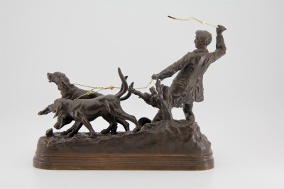 Alfred DUBUCAND (1828-1894) - Valet retenant ses chiens, bronze & or