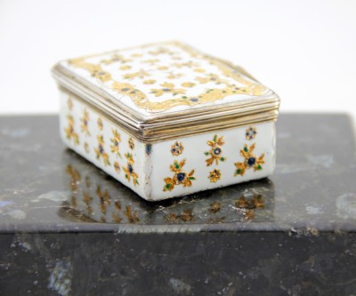 Tabatière en "émail de Saxe" rehaussé d'or – monture en vermeil - Berlin, atelier des Fromery, vers 1740 pour l'émail – Paris, 1738-1744 pour la monture en argent