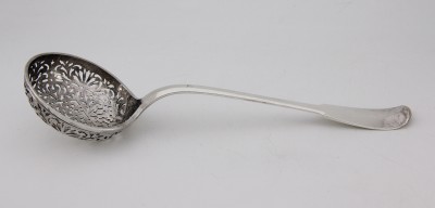 Grande cuillère à saupoudrer, Metz 1747-1748 - Orfèvre Jean Baucaire