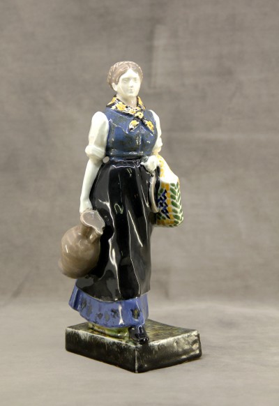 Hugo Franz KIRSCH (1873-1961) - Paysanne à la faucille - Céramique émaillée, vers 1910