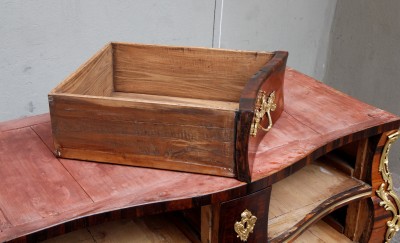 Commode en tombeau, début de l'époque Louis XV - Paris, vers 1730