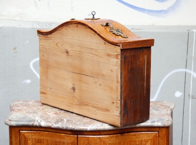 Petite commode sauteuse d'entre-deux — Besançon vers 1760 - Attribuée à Martin Leigart