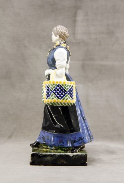 Hugo Franz KIRSCH (1873-1961) - Paysanne à la faucille - Céramique émaillée, vers 1910