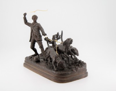 Alfred DUBUCAND (1828-1894) - Valet retenant ses chiens, bronze & or