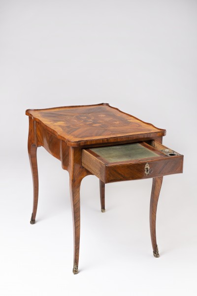 Table à écrire d'époque Louis XV - Attribuée à François Bayer, reçu maître en 1764