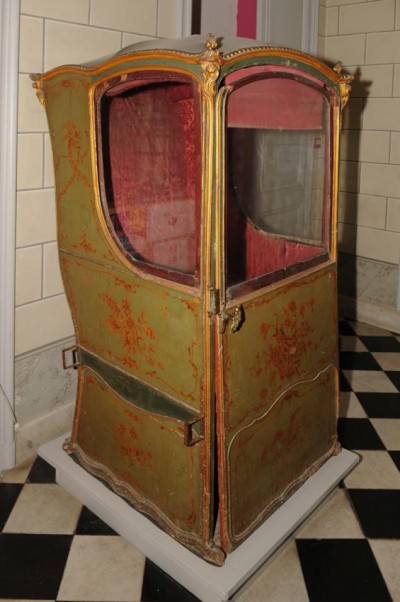 Chaise à porteurs provenant de l'ancien hôtel Lombard de Gourdon (Musée de Grasse)