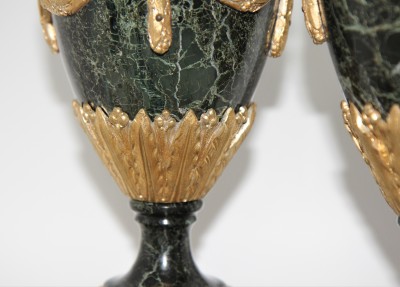 Paire de cassolettes, style Louis XVI - Marbre vert de mer & bronze doré, vers 1830