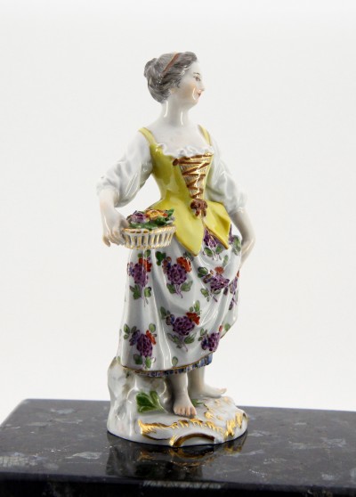 Meissen - Jeune femme à la corbeille de fleurs - Porcelaine, vers 1900