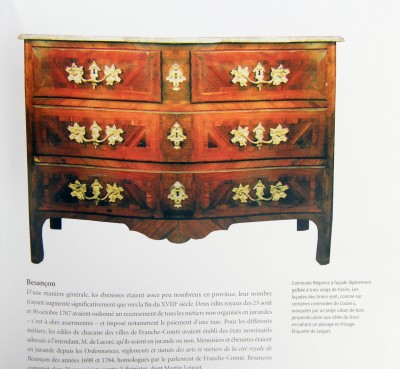 Sur cette commode Régence revêtue de l'étiquette de Leigart, on observe également la même découpe du tablier mais aussi le même décor de frisage des façades de tiroir que sur notre meuble [Deloche et Mornand 2001, p.59]