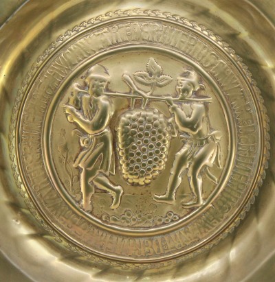 Grand plat d'offrande, Nuremberg XVIe - Josué et Caleb avec la grappe de Canaan
