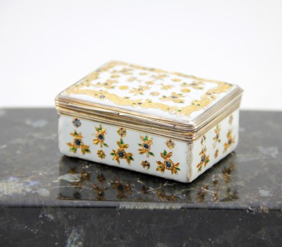 Tabatière en "émail de Saxe" rehaussé d'or – monture en vermeil - Berlin, atelier des Fromery, vers 1740 pour l'émail – Paris, 1738-1744 pour la monture en argent