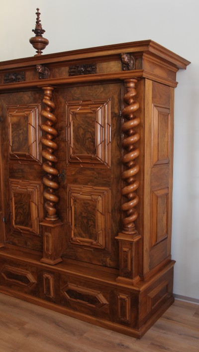 Armoire à trois colonnes torses - Bâle, fin du XVIIe siècle