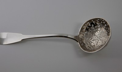 Cuillère à saupoudrer, XVIIIe - Papus & Dautun, Lausanne 1780-1793