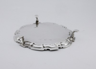 Petit plateau tripode en argent massif d'époque George II - John Tuite, Londres, 1731
