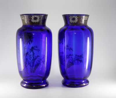 Paire de vases aux chardons Art Nouveau - Verre bleu cobalt à décor émaillé