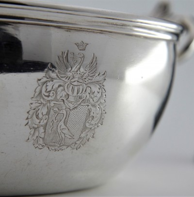 Plat rond creux à anses armorié (Horngacher) - Genève, François Barbier, 1760-1762