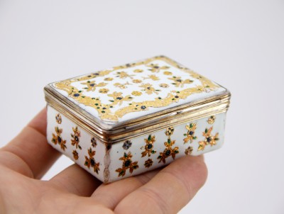 Tabatière en "émail de Saxe" rehaussé d'or – monture en vermeil - Berlin, atelier des Fromery, vers 1740 pour l'émail – Paris, 1738-1744 pour la monture en argent