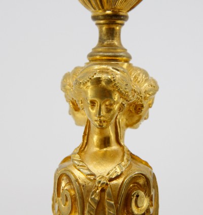 Paire de flambeaux dans le goût étrusque - Bronze doré, fin du XIXe d'après un modèle de la fin des années 1760