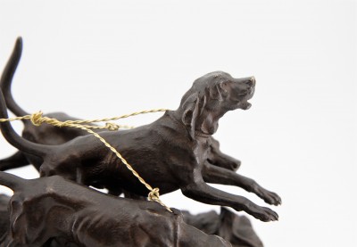 Alfred DUBUCAND (1828-1894) - Valet retenant ses chiens, bronze & or