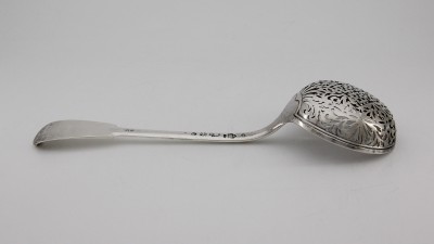 Grande cuillère à saupoudrer, Metz 1747-1748 - Orfèvre Jean Baucaire