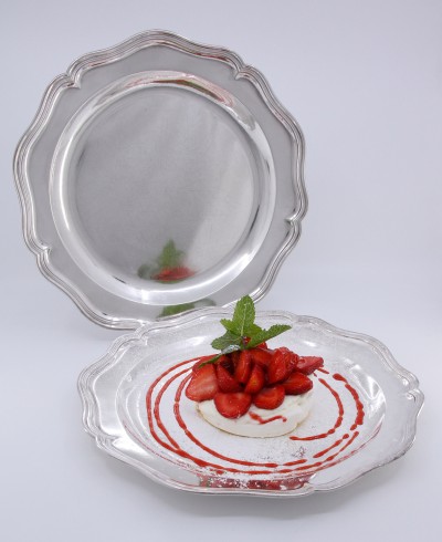 La pavlova aux fraises de la Brasserie du Grand-Pont. Je l'ai mangée après la photo :-)