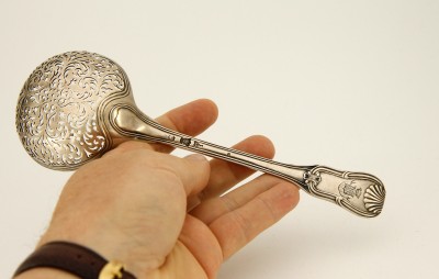 Cuillère à saupoudrer Rochefort d'Ally, Paris 1745-1746 - Rare modèle précoce, par François Lamiche