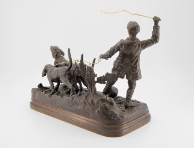 Alfred DUBUCAND (1828-1894) - Valet retenant ses chiens, bronze & or