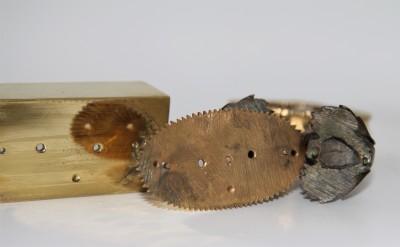Porte-montre, époque Restauration - Modèle aux dauphins, bronze patiné & doré