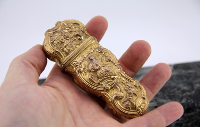 Nécessaire de châtelaine en cuivre doré - Angleterre, vers 1740