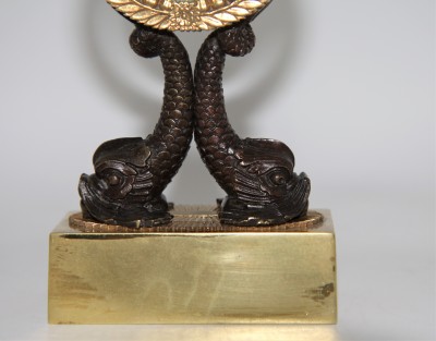 Porte-montre, époque Restauration - Modèle aux dauphins, bronze patiné & doré