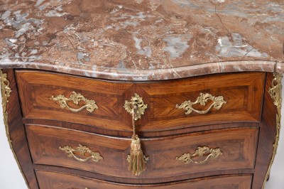 Petite commode galbée d'entre-deux, époque Louis XV - Paris, milieu du XVIIIe siècle