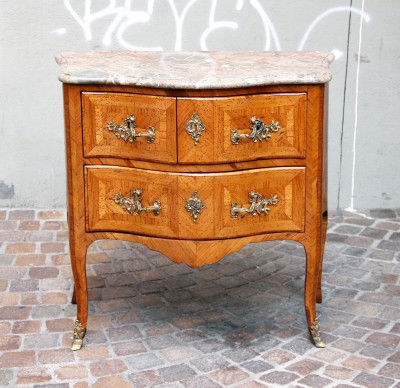 Petite commode sauteuse d'entre-deux — Besançon vers 1760 - Attribuée à Martin Leigart